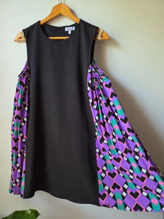 TCEC Dresses & Skirts - EUC LIKE NEW TCEC BLACK AND GEOMETRIC PRINT SWING SHORT DRESS SIZE SMALL